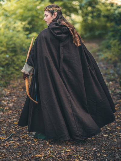 Trollfelsen Mittelalter Gewandung Umhang Aamira Braun Hinten